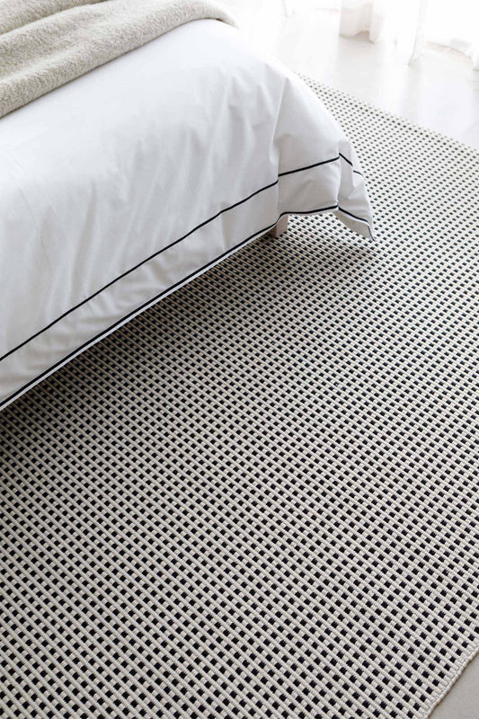 GRID OFF WHITE & NEGRO